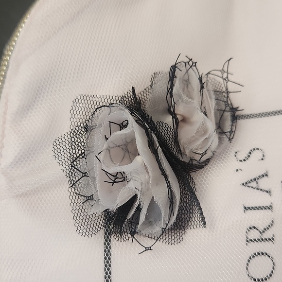 Limited Edition Victoria's Secret Lace Beauty Bag Tease with Lace Applique NWOT - Picture 2 of 9